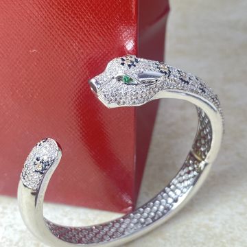 Fake Panthè Re De Cartier Head Detail Emerald Eyes Onyx Half Paved Diamond Ladies Open Bracelet 18K Plated White Gold